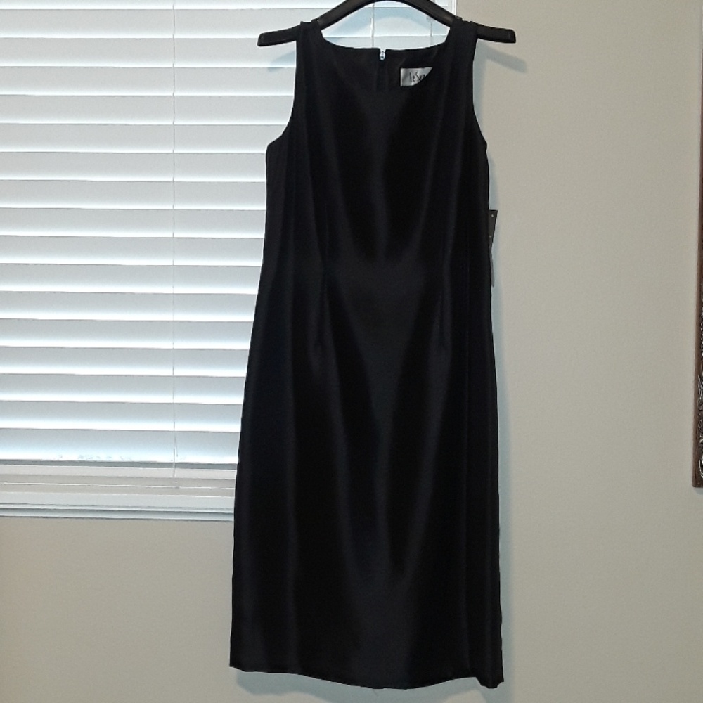 Le Suit brand dress